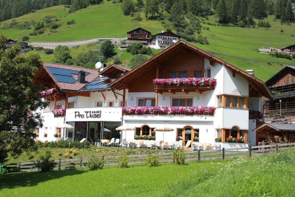 Hotel Pra Tlusel Wolkenstein in Gröden Exterior foto